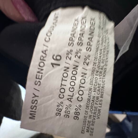 Bandolino Women's Size 16 Denim Capris Selene Black Stretch Zip Button NWT - Picture 7 of 7